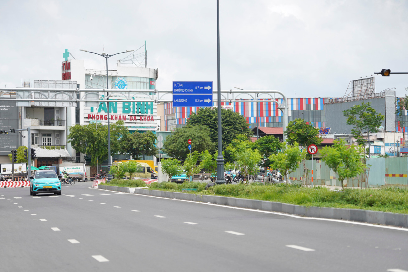 Cửa ngõ sân bay Tân Sơn Nhất 'hạ nhiệt' ùn tắc nhờ kết nối nút giao đường C12- Ảnh 8. Cửa ngõ sân bay Tân Sơn Nhất 'hạ nhiệt' ùn tắc nhờ kết nối nút giao đường C12- Ảnh 8.