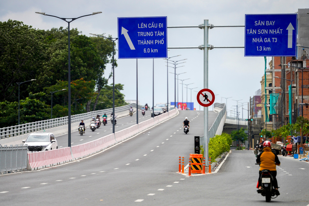 Cửa ngõ sân bay Tân Sơn Nhất 'hạ nhiệt' ùn tắc nhờ kết nối nút giao đường C12- Ảnh 7. Cửa ngõ sân bay Tân Sơn Nhất 'hạ nhiệt' ùn tắc nhờ kết nối nút giao đường C12- Ảnh 7.