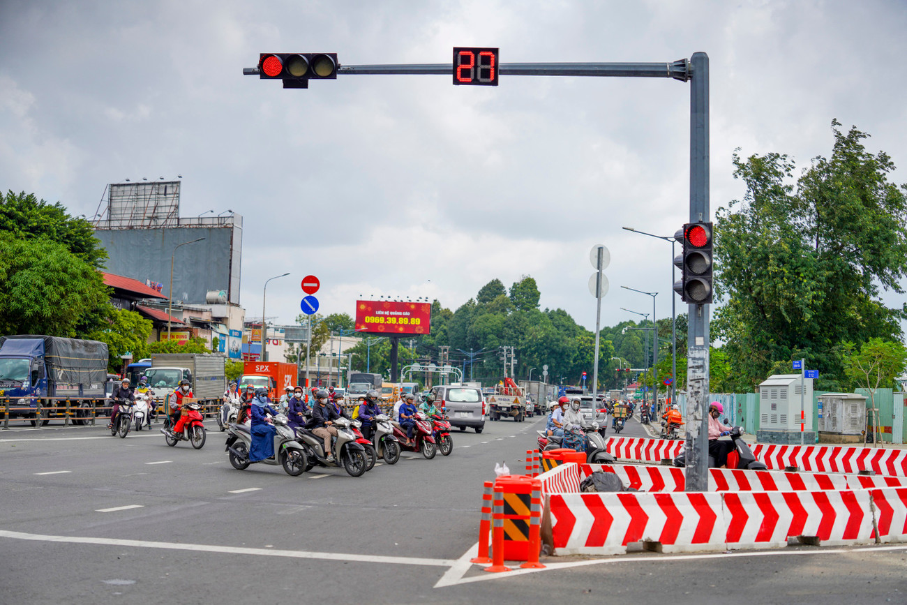 Cửa ngõ sân bay Tân Sơn Nhất 'hạ nhiệt' ùn tắc nhờ kết nối nút giao đường C12- Ảnh 4. Cửa ngõ sân bay Tân Sơn Nhất 'hạ nhiệt' ùn tắc nhờ kết nối nút giao đường C12- Ảnh 4.
