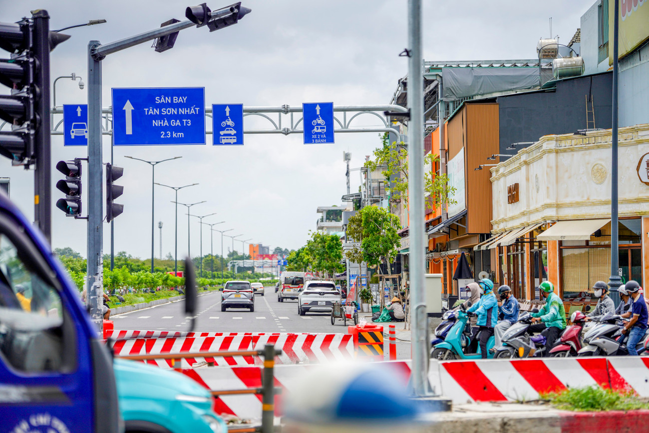 Cửa ngõ sân bay Tân Sơn Nhất 'hạ nhiệt' ùn tắc nhờ kết nối nút giao đường C12- Ảnh 5. Cửa ngõ sân bay Tân Sơn Nhất 'hạ nhiệt' ùn tắc nhờ kết nối nút giao đường C12- Ảnh 5.