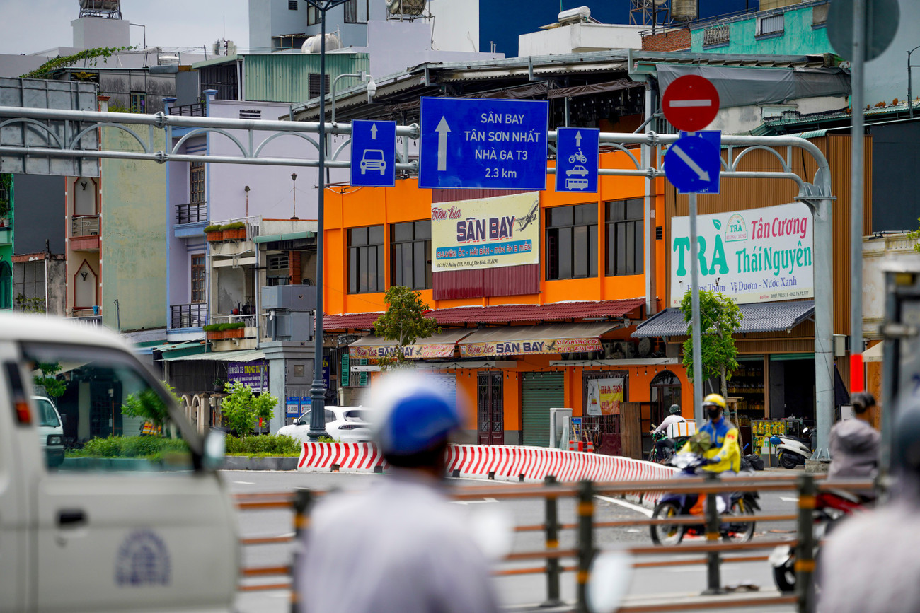 Cửa ngõ sân bay Tân Sơn Nhất 'hạ nhiệt' ùn tắc nhờ kết nối nút giao đường C12- Ảnh 6. Cửa ngõ sân bay Tân Sơn Nhất 'hạ nhiệt' ùn tắc nhờ kết nối nút giao đường C12- Ảnh 6.