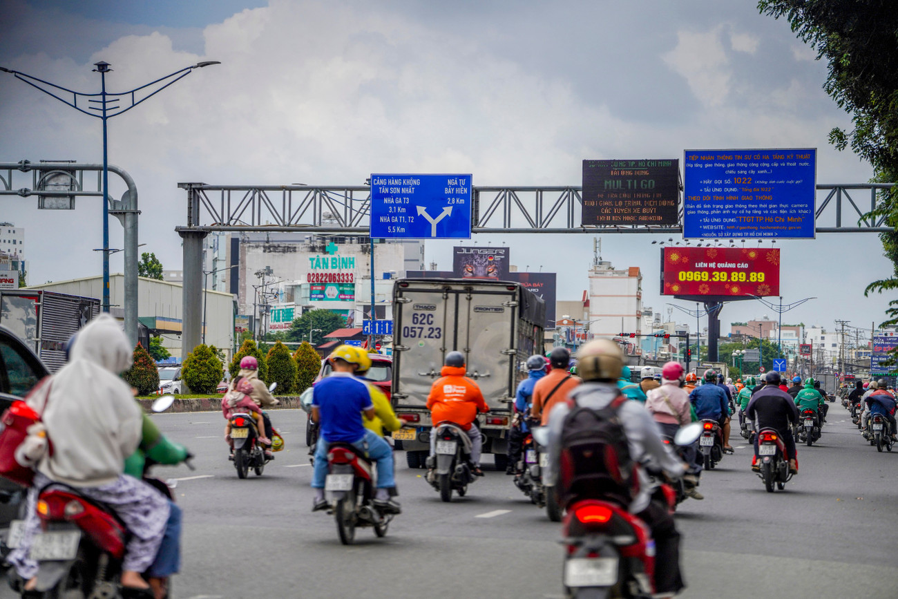 Cửa ngõ sân bay Tân Sơn Nhất 'hạ nhiệt' ùn tắc nhờ kết nối nút giao đường C12- Ảnh 1. Cửa ngõ sân bay Tân Sơn Nhất 'hạ nhiệt' ùn tắc nhờ kết nối nút giao đường C12- Ảnh 1.