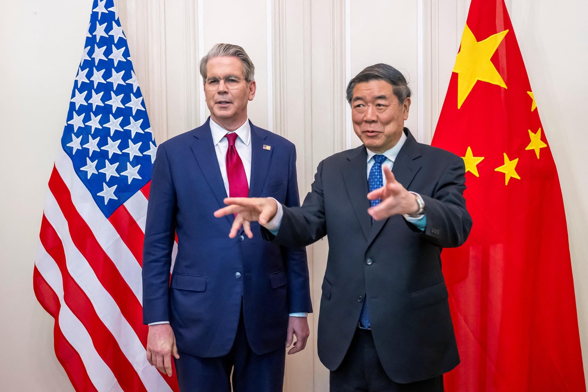 Đàm phán Mỹ - Trung kết thúc mà chưa đạt đồng thuận gia hạn đình chiến thương mại, phái đoàn Mỹ nói về "hiệu ứng boomerang" với thuế quan trở lại mức khủng khiếp- Ảnh 1.