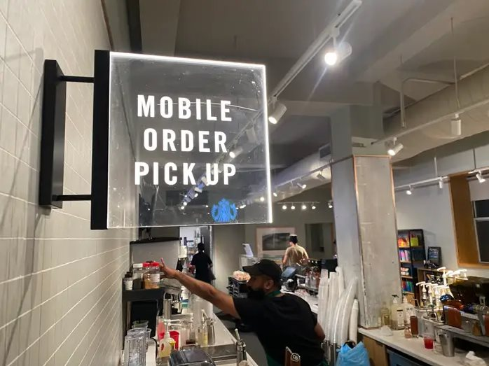 Starbucks từ bỏ mô hình cửa hàng nhận đặt online- Ảnh 4. Starbucks từ bỏ mô hình cửa hàng nhận đặt online- Ảnh 4.
