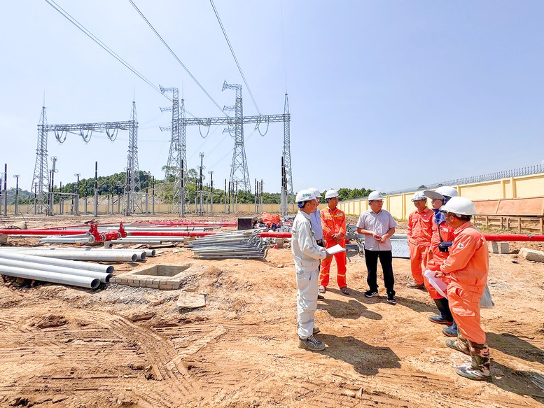 Lãnh đạo EVN kiểm tra tiến độ thi công dự án đường dây 500kV Lào Cai - Vĩnh Yên- Ảnh 1. Lãnh đạo EVN kiểm tra tiến độ thi công dự án đường dây 500kV Lào Cai - Vĩnh Yên- Ảnh 1.