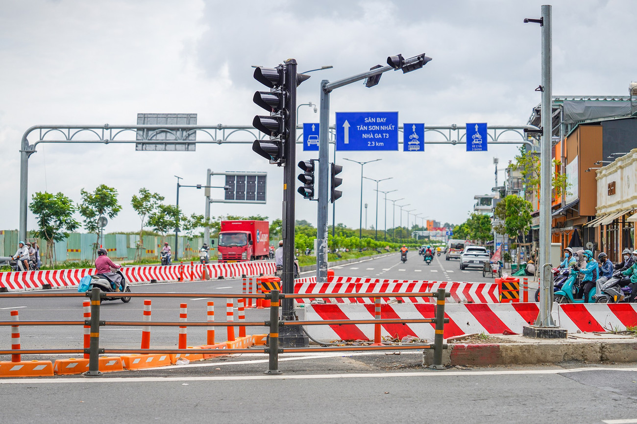 Cửa ngõ sân bay Tân Sơn Nhất 'hạ nhiệt' ùn tắc nhờ kết nối nút giao đường C12- Ảnh 3. Cửa ngõ sân bay Tân Sơn Nhất 'hạ nhiệt' ùn tắc nhờ kết nối nút giao đường C12- Ảnh 3.