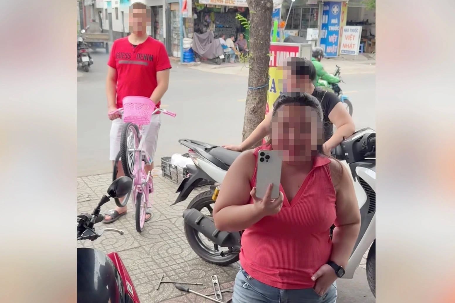 Giúp người bơm bánh xe miễn phí, chủ tiệm sửa xe ở TP.HCM bị truy hỏi, bắt đền: "Tôi nghe mà buồn thiệt"- Ảnh 1. Giúp người bơm bánh xe miễn phí, chủ tiệm sửa xe ở TP.HCM bị truy hỏi, bắt đền: "Tôi nghe mà buồn thiệt"- Ảnh 1.