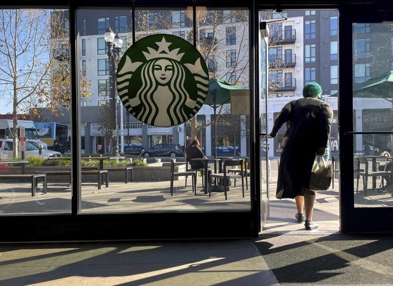 Starbucks từ bỏ mô hình cửa hàng nhận đặt online- Ảnh 2. Starbucks từ bỏ mô hình cửa hàng nhận đặt online- Ảnh 2.