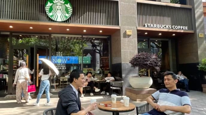 Starbucks tìm kiếm đối tác Trung Quốc, chấp nhận bán cổ phần: Cuộc đại tu lớn chưa từng có!- Ảnh 1. Starbucks tìm kiếm đối tác Trung Quốc, chấp nhận bán cổ phần: Cuộc đại tu lớn chưa từng có!- Ảnh 1.