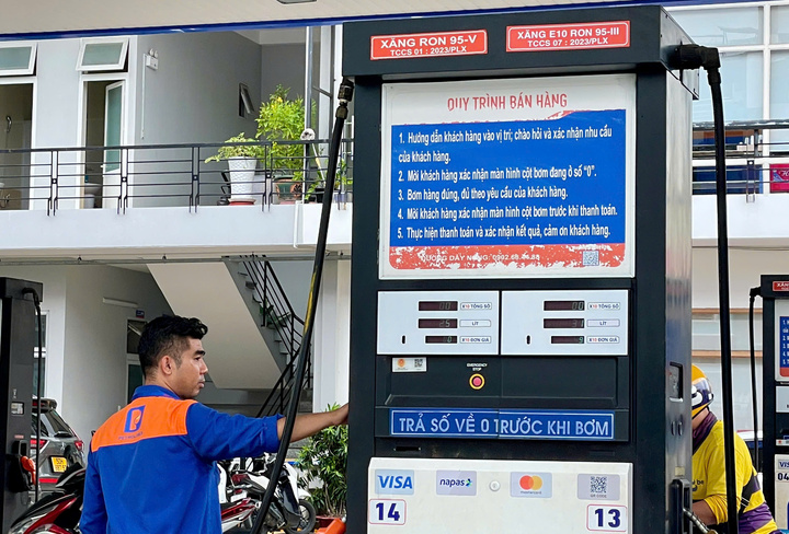 TP.HCM bắt đầu bán xăng E10, giá 19.490 đồng/lít- Ảnh 1. TP.HCM bắt đầu bán xăng E10, giá 19.490 đồng/lít- Ảnh 1.