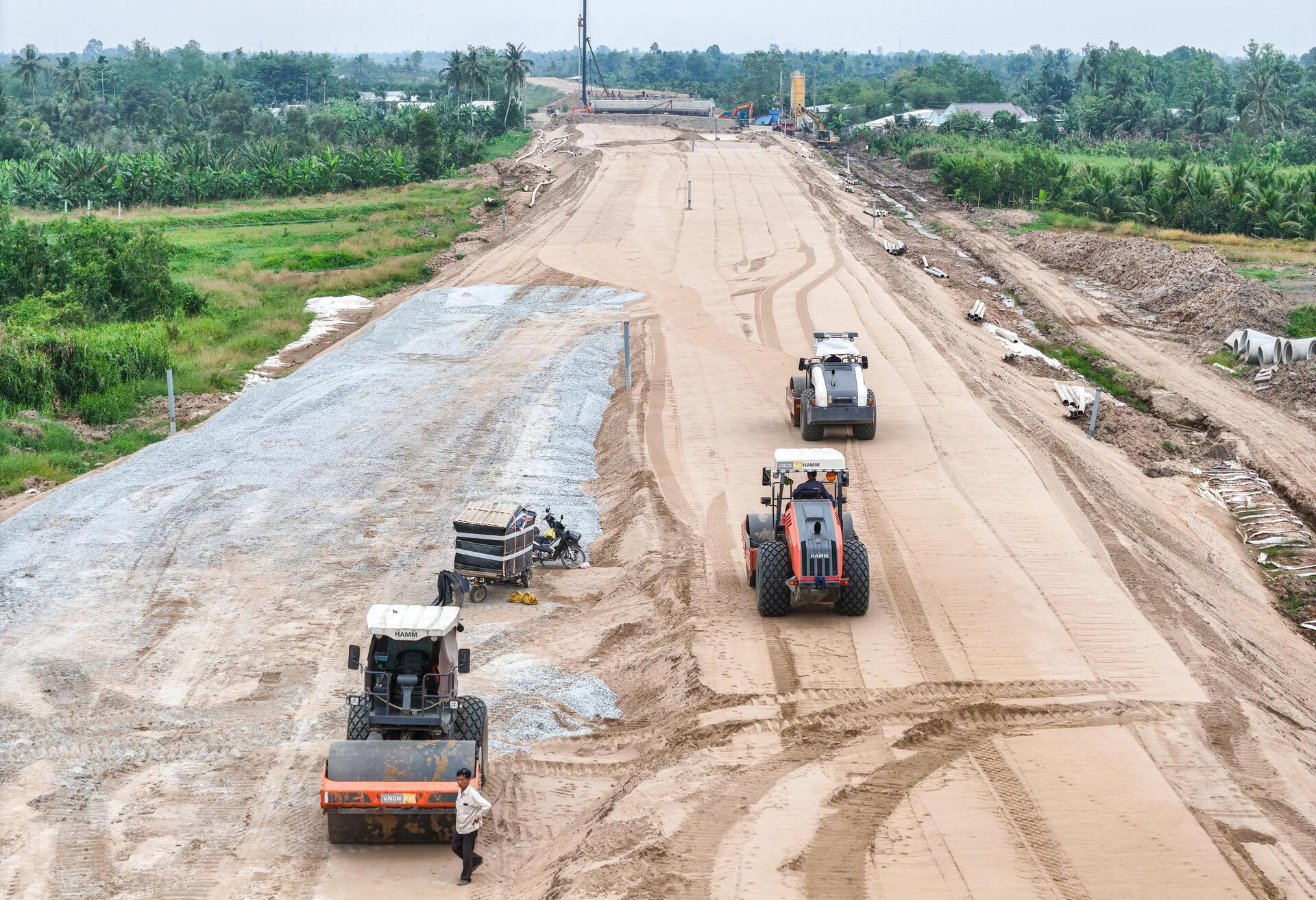 200 mũi thi công, 950 thiết bị, hơn 2.100 kỹ sư, công nhân, quyết tâm hoàn thành dự án 27.500 tỷ đồng vào cuối năm nay theo chỉ đạo của Thủ tướng- Ảnh 1. 200 mũi thi công, 950 thiết bị, hơn 2.100 kỹ sư, công nhân, quyết tâm hoàn thành dự án 27.500 tỷ đồng vào cuối năm nay theo chỉ đạo của Thủ tướng- Ảnh 1.