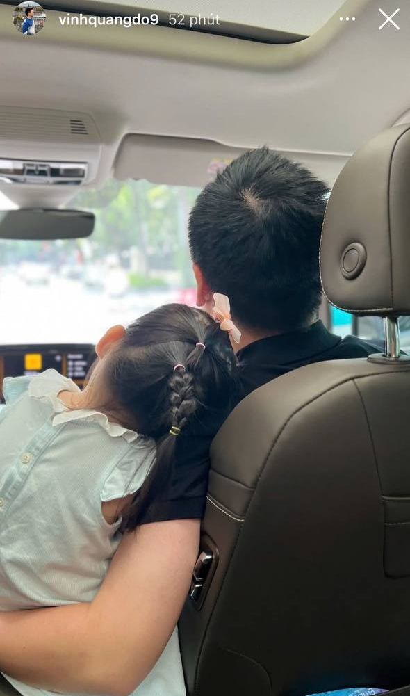 Ái nữ nhà Đỗ Mỹ Linh tựa vai Chủ tịch CLB Hà Nội tình cảm trên xế hộp bạc tỷ nhưng lại Ái nữ nhà Đỗ Mỹ Linh tựa vai Chủ tịch CLB Hà Nội tình cảm trên xế hộp bạc tỷ nhưng lại