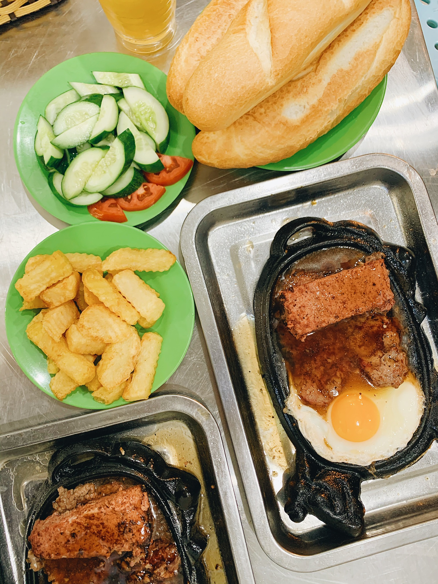 Khách Tây phát cuồng với "món Việt trên chảo nóng": Gọi liên tục 2 phần, vừa ăn vừa xuýt xoa vì quá ngon- Ảnh 3.