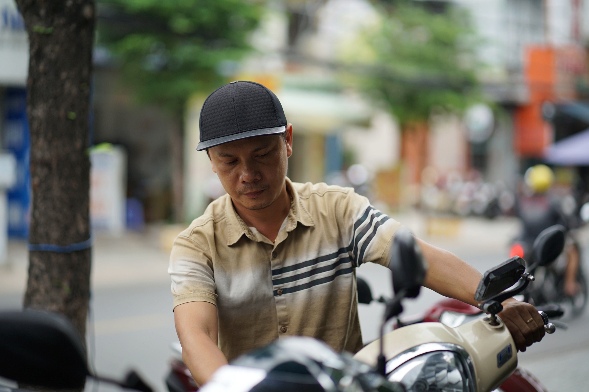 Giúp người bơm bánh xe miễn phí, chủ tiệm sửa xe ở TP.HCM bị truy hỏi, bắt đền: "Tôi nghe mà buồn thiệt"- Ảnh 4. Giúp người bơm bánh xe miễn phí, chủ tiệm sửa xe ở TP.HCM bị truy hỏi, bắt đền: "Tôi nghe mà buồn thiệt"- Ảnh 4.
