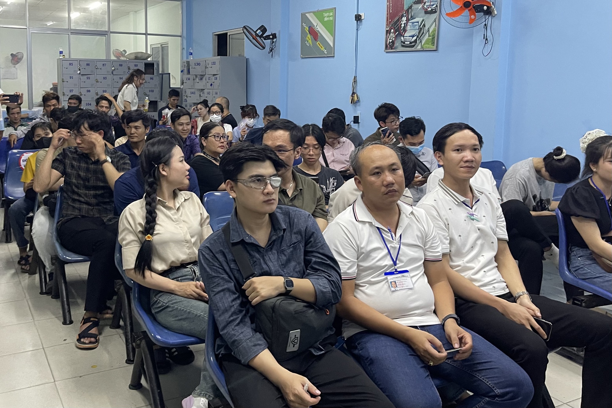 Hình ảnh làm việc đến nửa đêm chưa từng có ở TP HCM- Ảnh 1.