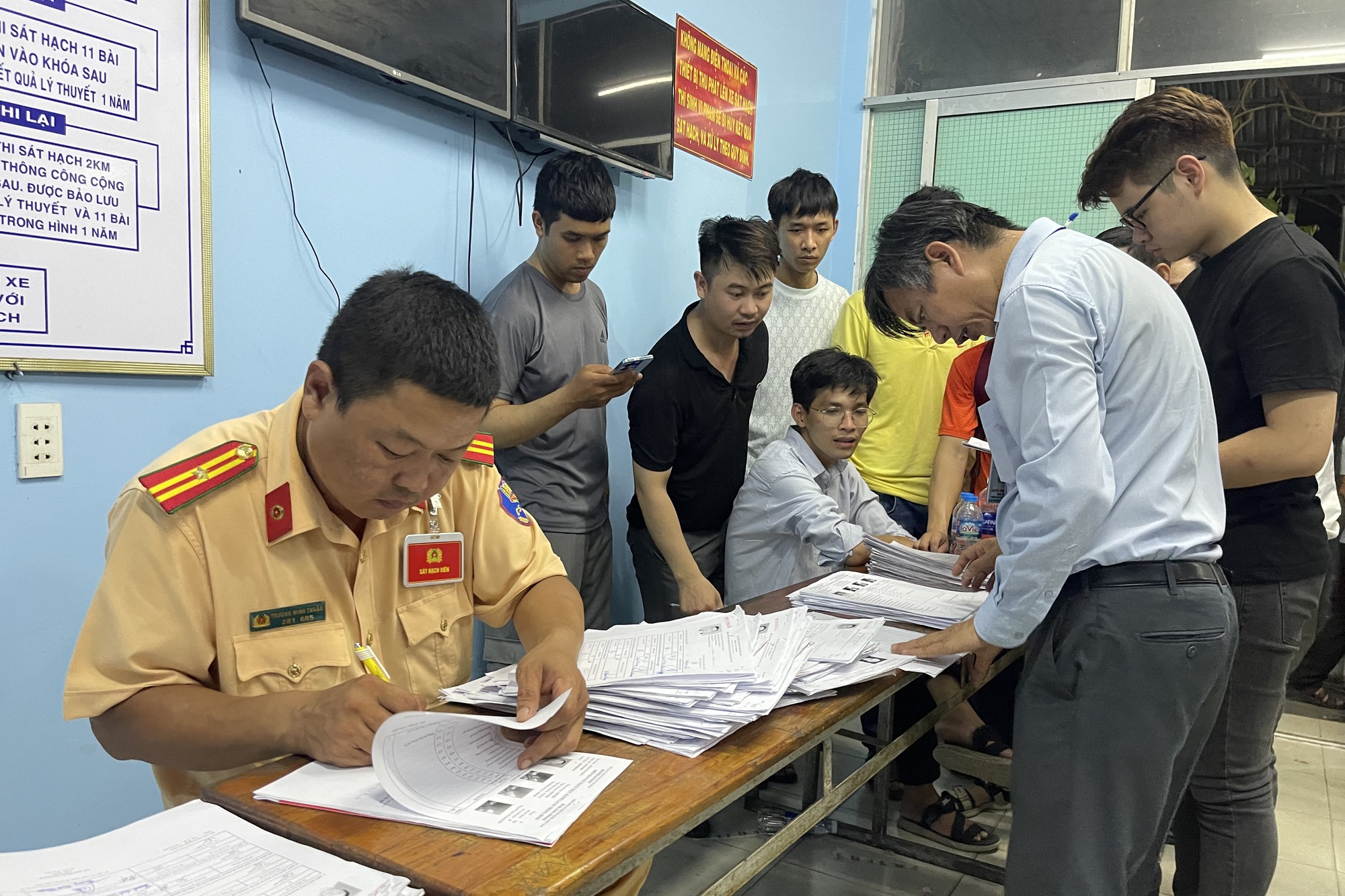 Hình ảnh làm việc đến nửa đêm chưa từng có ở TP HCM- Ảnh 5.