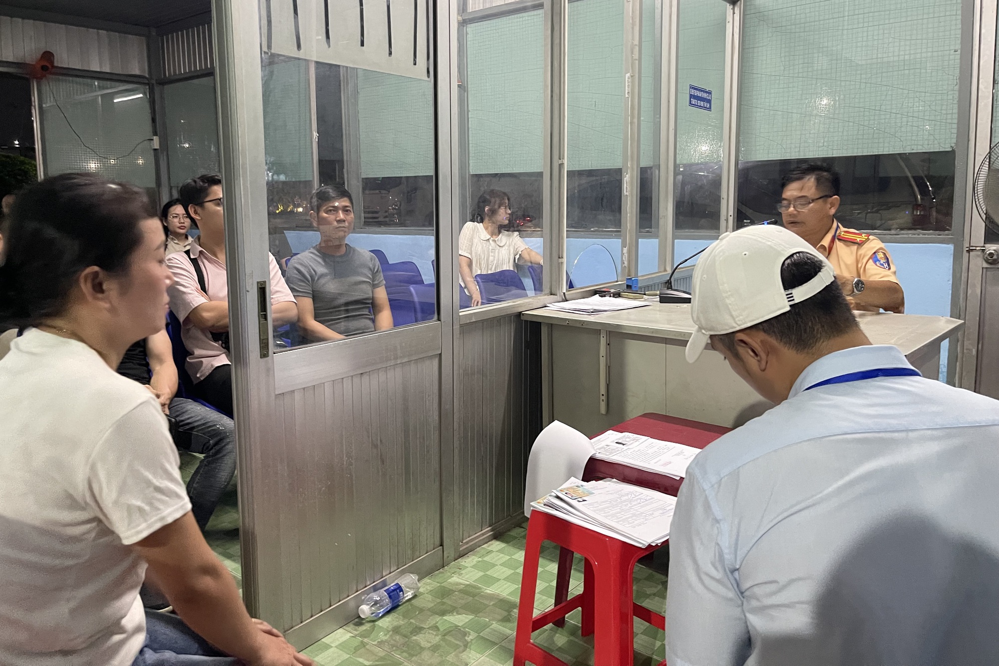 Hình ảnh làm việc đến nửa đêm chưa từng có ở TP HCM- Ảnh 7.