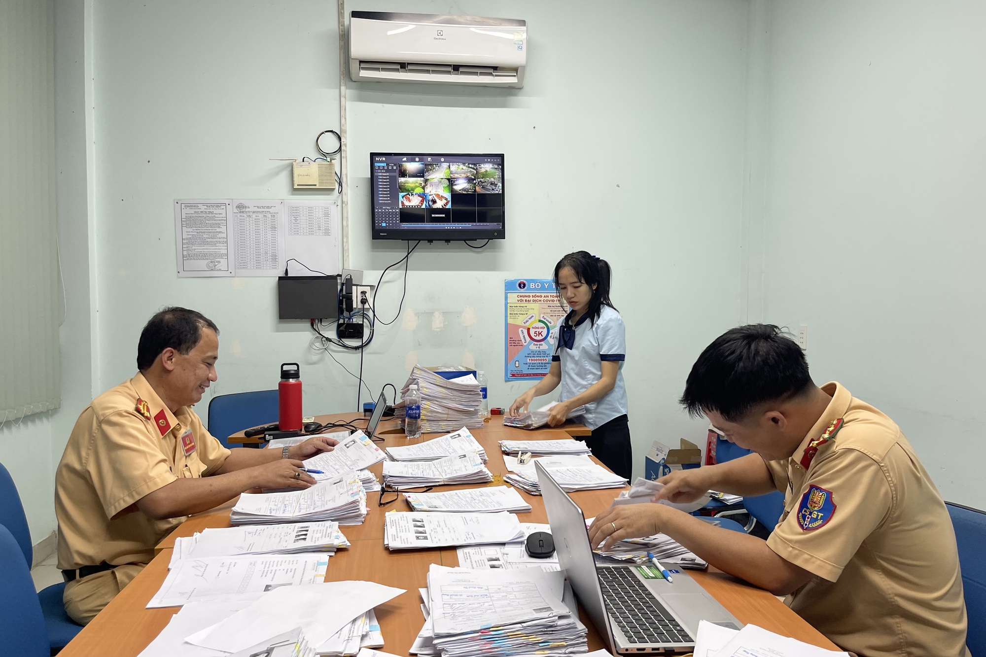 Hình ảnh làm việc đến nửa đêm chưa từng có ở TP HCM- Ảnh 3.