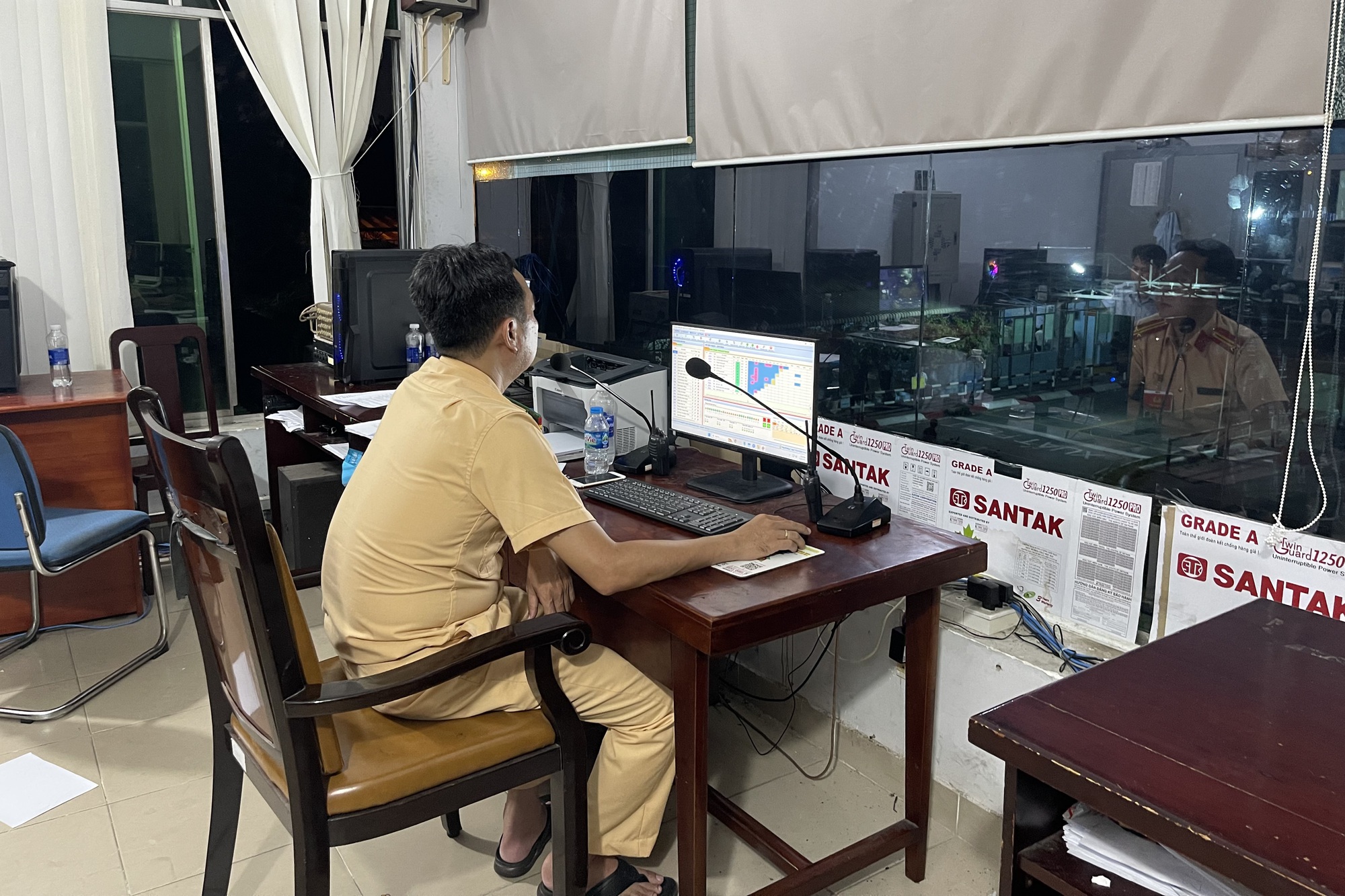 Hình ảnh làm việc đến nửa đêm chưa từng có ở TP HCM- Ảnh 8.