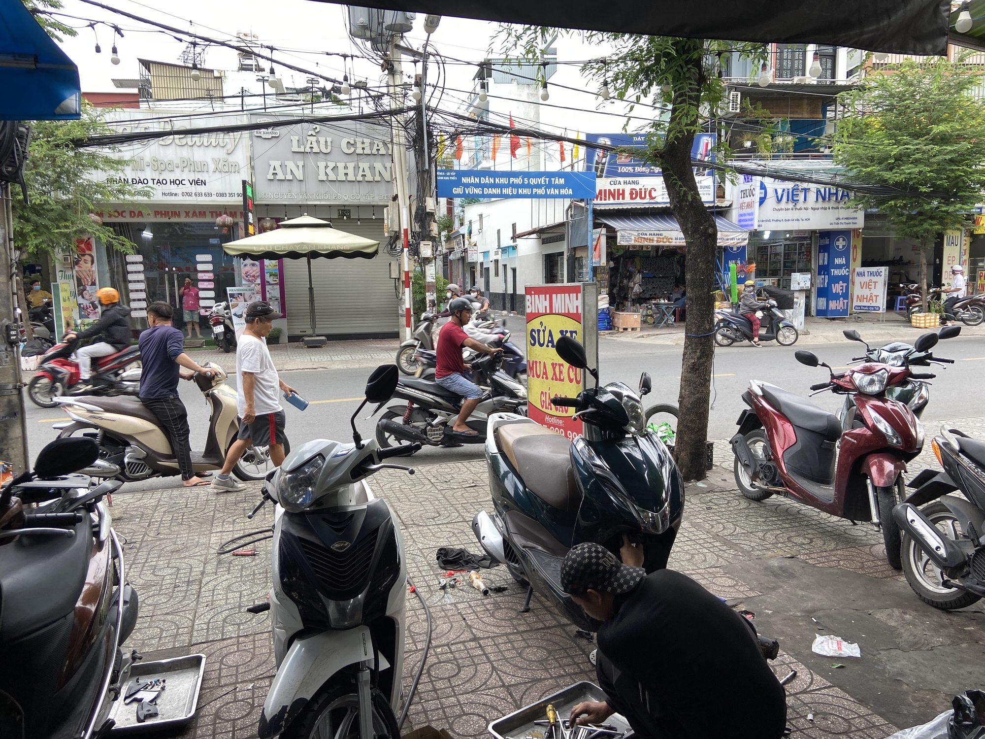 Giúp người bơm bánh xe miễn phí, chủ tiệm sửa xe ở TP.HCM bị truy hỏi, bắt đền: "Tôi nghe mà buồn thiệt"- Ảnh 2. Giúp người bơm bánh xe miễn phí, chủ tiệm sửa xe ở TP.HCM bị truy hỏi, bắt đền: "Tôi nghe mà buồn thiệt"- Ảnh 2.