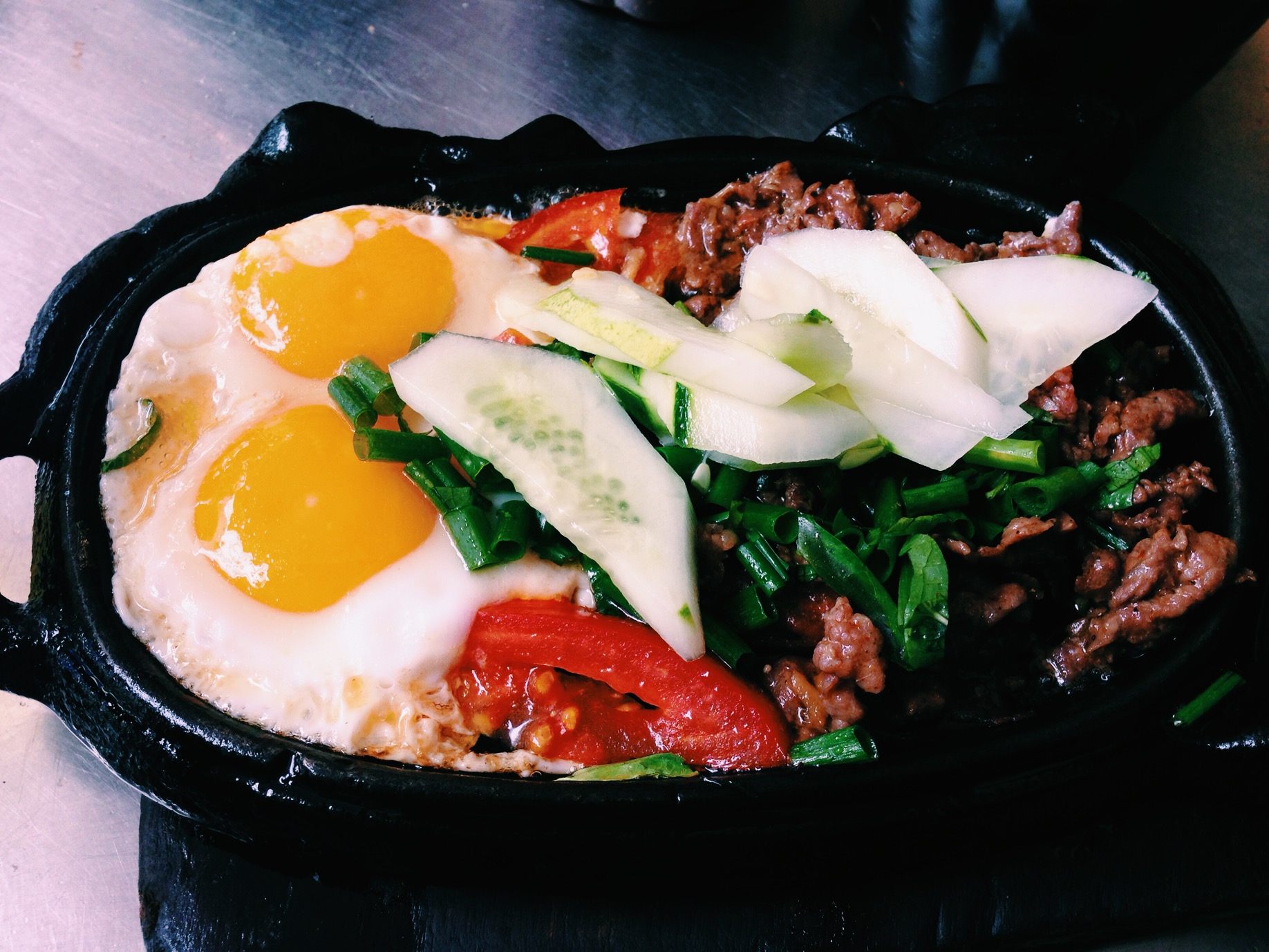 Khách Tây phát cuồng với "món Việt trên chảo nóng": Gọi liên tục 2 phần, vừa ăn vừa xuýt xoa vì quá ngon- Ảnh 2.