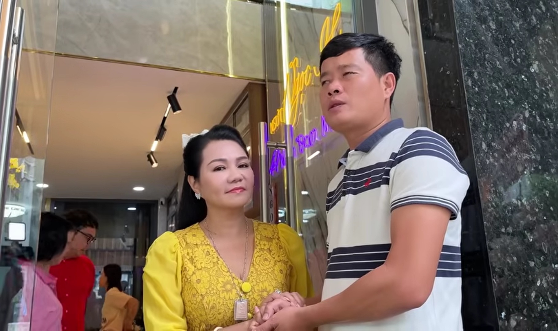 Nữ NSƯT từ Mỹ về mua nhà mặt tiền 50 tỷ mở quán, lên tiếng xích mích với ông trùm thứ 2 của Điền Quân- Ảnh 1.
