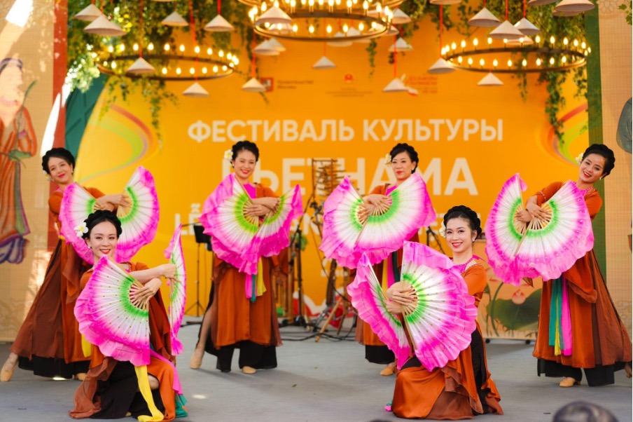 Khán giả Nga hào hứng xem múa rối nước, học nấu món Việt trong sự kiện văn hoá đặc biệt tại thủ đô Matxcơva- Ảnh 2. Khán giả Nga hào hứng xem múa rối nước, học nấu món Việt trong sự kiện văn hoá đặc biệt tại thủ đô Matxcơva- Ảnh 2.