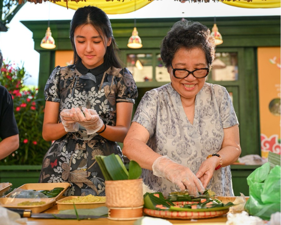 Khán giả Nga hào hứng xem múa rối nước, học nấu món Việt trong sự kiện văn hoá đặc biệt tại thủ đô Matxcơva- Ảnh 5. Khán giả Nga hào hứng xem múa rối nước, học nấu món Việt trong sự kiện văn hoá đặc biệt tại thủ đô Matxcơva- Ảnh 5.