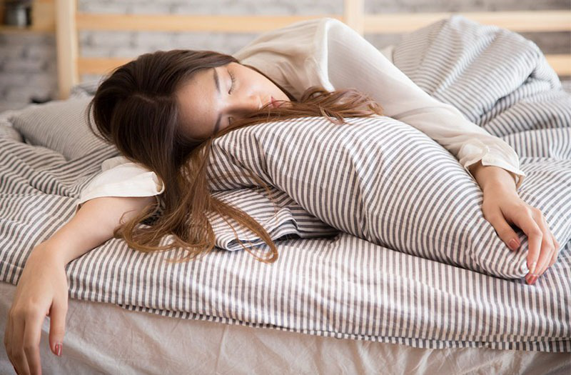 Nghiên cứu mới chỉ ra: Ngủ nhiều hay ngủ ít có hại hơn? Câu trả lời của chuyên gia khiến nhiều người phải thay đổi suy nghĩ- Ảnh 1.