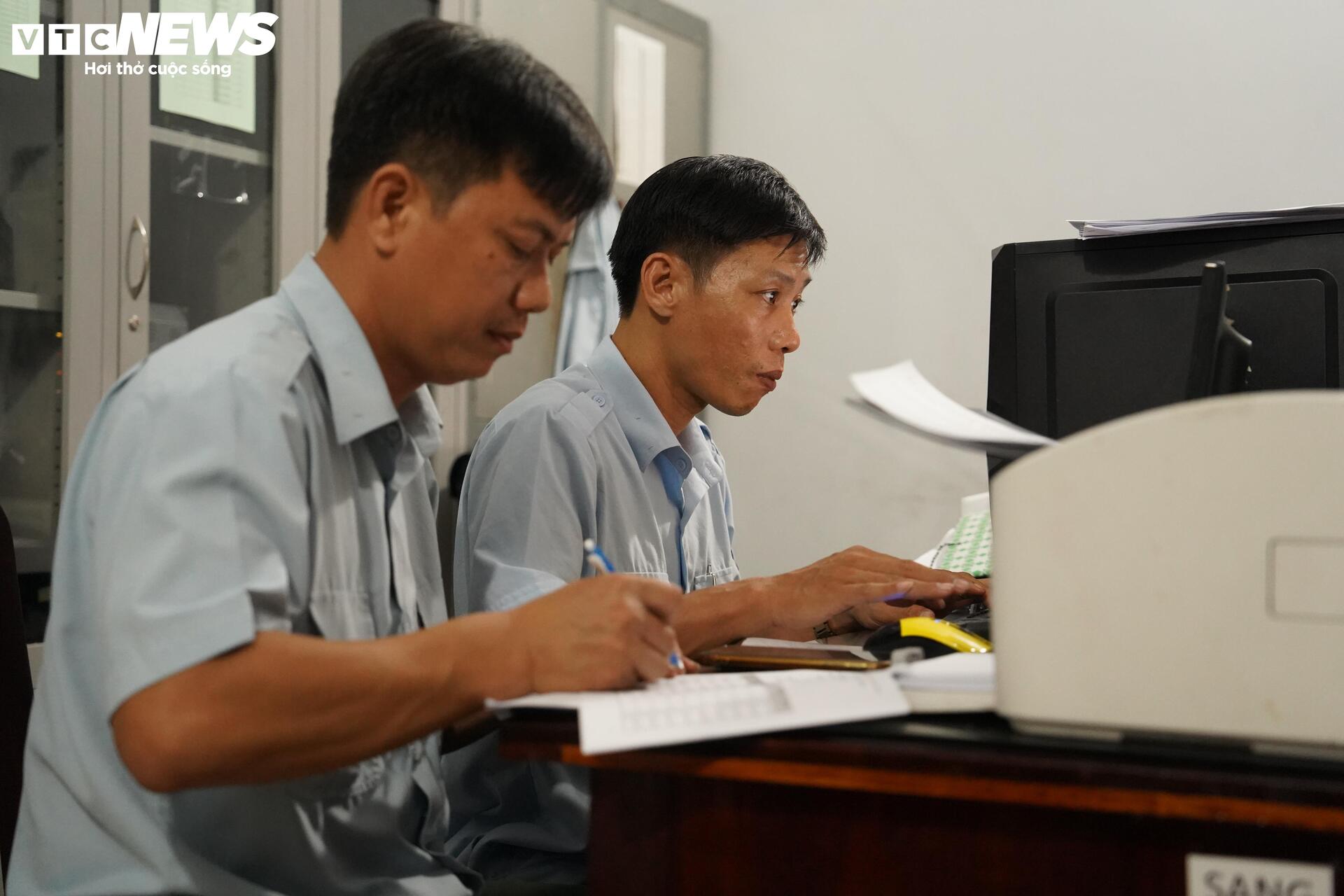 Thi bằng lái xuyên đêm, CSGT TP.HCM giải quyết hơn 75.000 hồ sơ tồn đọng- Ảnh 7. Thi bằng lái xuyên đêm, CSGT TP.HCM giải quyết hơn 75.000 hồ sơ tồn đọng- Ảnh 7.