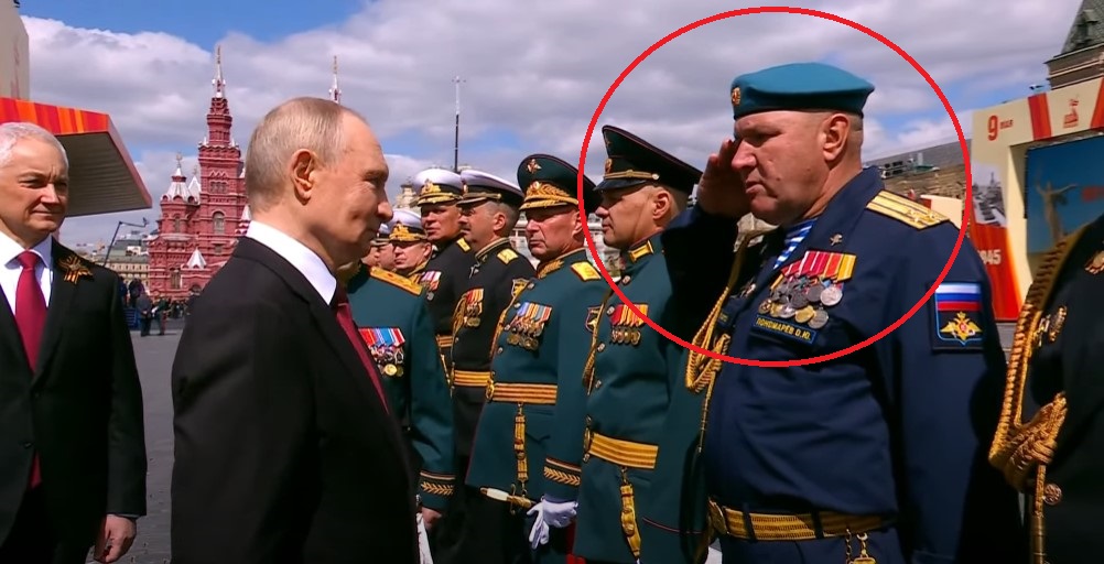 Bảo vệ ông Putin trước hiểm họa UAV: Thiết bị đánh chặn bí ẩn xuất hiện trong tay vệ sĩ gây xôn xao- Ảnh 1. Bảo vệ ông Putin trước hiểm họa UAV: Thiết bị đánh chặn bí ẩn xuất hiện trong tay vệ sĩ gây xôn xao- Ảnh 1.
