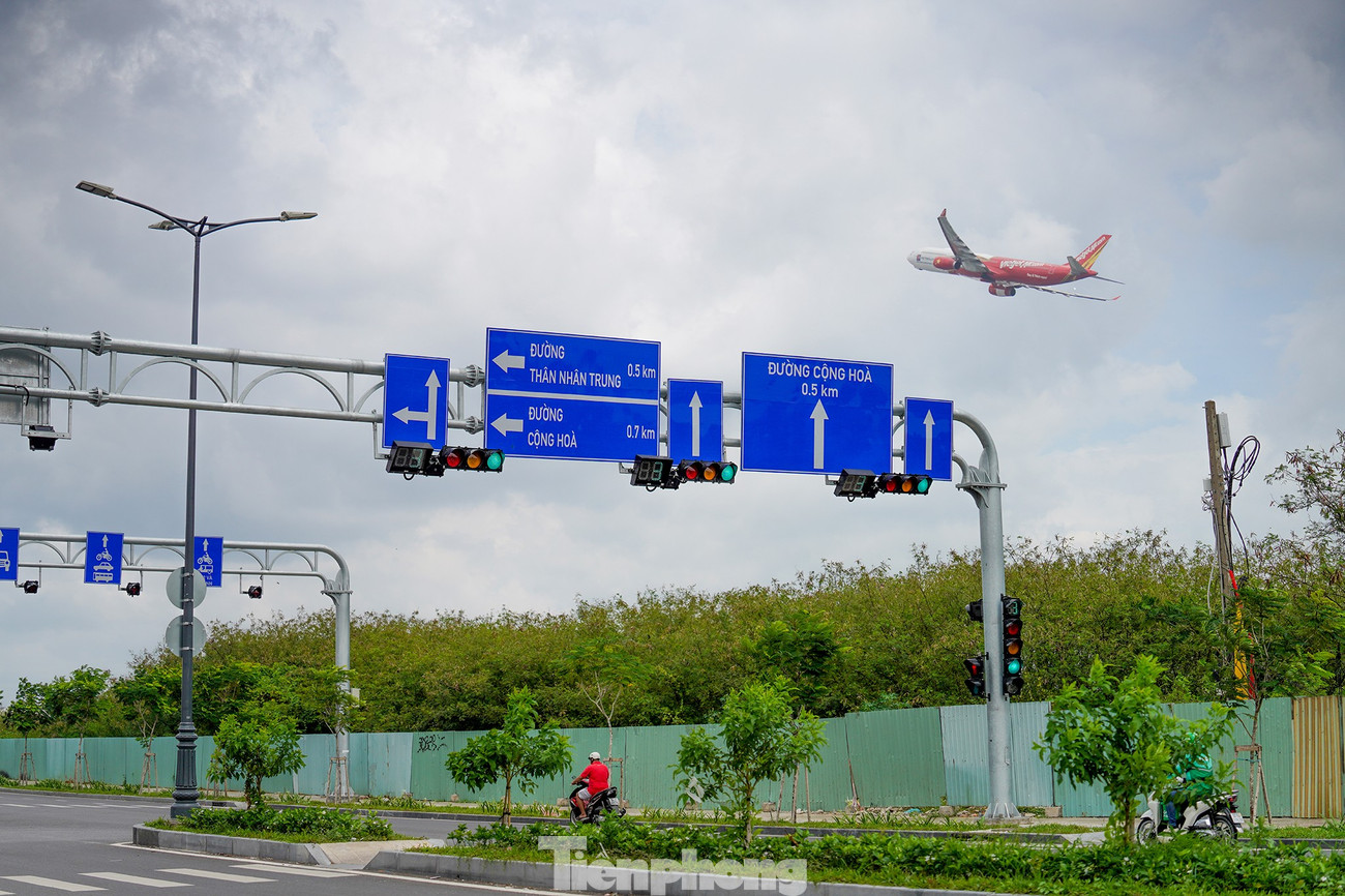 Cửa ngõ sân bay Tân Sơn Nhất 'hạ nhiệt' ùn tắc nhờ kết nối nút giao đường C12- Ảnh 10. Cửa ngõ sân bay Tân Sơn Nhất 'hạ nhiệt' ùn tắc nhờ kết nối nút giao đường C12- Ảnh 10.