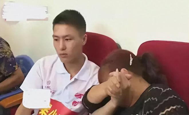Bé trai 4 tuổi mất tích 17 năm, vừa đoàn tụ gia đình thì bố mẹ nuôi gọi điện "con hãy về thừa kế gia tài nghìn tỷ": Quyết định khiến tất cả sững sờ- Ảnh 1. Bé trai 4 tuổi mất tích 17 năm, vừa đoàn tụ gia đình thì bố mẹ nuôi gọi điện "con hãy về thừa kế gia tài nghìn tỷ": Quyết định khiến tất cả sững sờ- Ảnh 1.