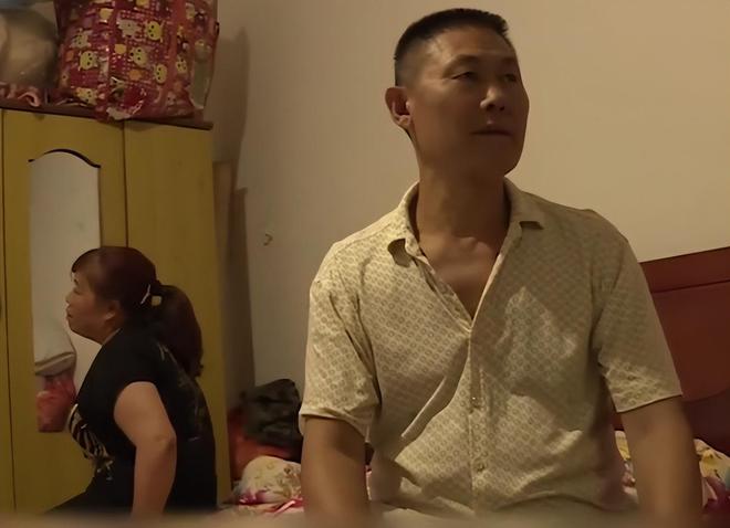 Bé trai 4 tuổi mất tích 17 năm, vừa đoàn tụ gia đình thì bố mẹ nuôi gọi điện "con hãy về thừa kế gia tài nghìn tỷ": Quyết định khiến tất cả sững sờ- Ảnh 2. Bé trai 4 tuổi mất tích 17 năm, vừa đoàn tụ gia đình thì bố mẹ nuôi gọi điện "con hãy về thừa kế gia tài nghìn tỷ": Quyết định khiến tất cả sững sờ- Ảnh 2.