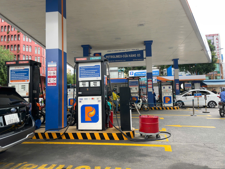 TP.HCM bắt đầu bán xăng E10, giá 19.490 đồng/lít- Ảnh 2. TP.HCM bắt đầu bán xăng E10, giá 19.490 đồng/lít- Ảnh 2.