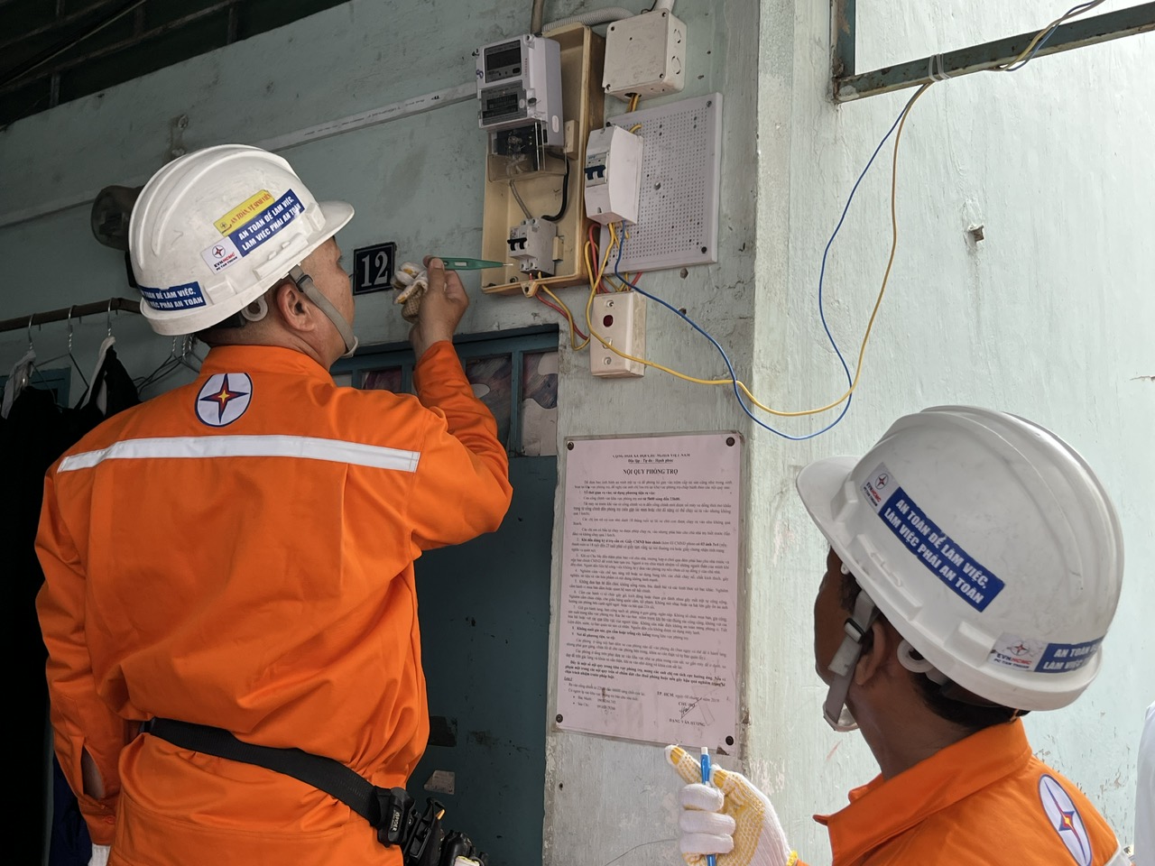 Cúp điện đột ngột ở TP HCM lúc giữa trưa, người dân bị đảo lộn sinh hoạt- Ảnh 1. Cúp điện đột ngột ở TP HCM lúc giữa trưa, người dân bị đảo lộn sinh hoạt- Ảnh 1.
