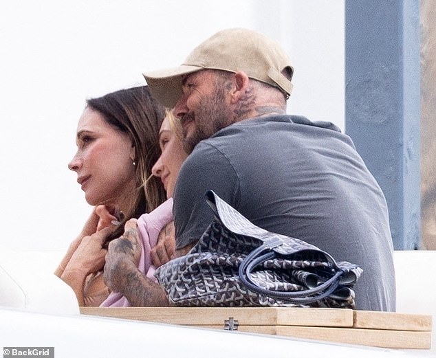 Khó hàn gắn: David Beckham và Victoria “né” chạm mặt con cả bất hiếu - con dâu bất trị dù đến cùng 1 địa điểm- Ảnh 1. Khó hàn gắn: David Beckham và Victoria “né” chạm mặt con cả bất hiếu - con dâu bất trị dù đến cùng 1 địa điểm- Ảnh 1.