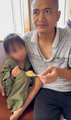 Hai cha con ở Nghệ An bị sóng cuốn mất tích trên biển, lênh đênh suốt 13 giờ: Được tàu hàng tìm thấy ở nơi bất ngờ- Ảnh 5.