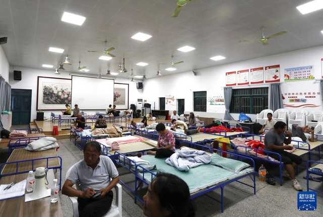 Cận cảnh bão Cỏ May quần thảo Trung Quốc: Nước dâng cao "nuốt chửng" Bến Thượng Hải, 280.000 người sơ tán- Ảnh 3. Cận cảnh bão Cỏ May quần thảo Trung Quốc: Nước dâng cao "nuốt chửng" Bến Thượng Hải, 280.000 người sơ tán- Ảnh 3.
