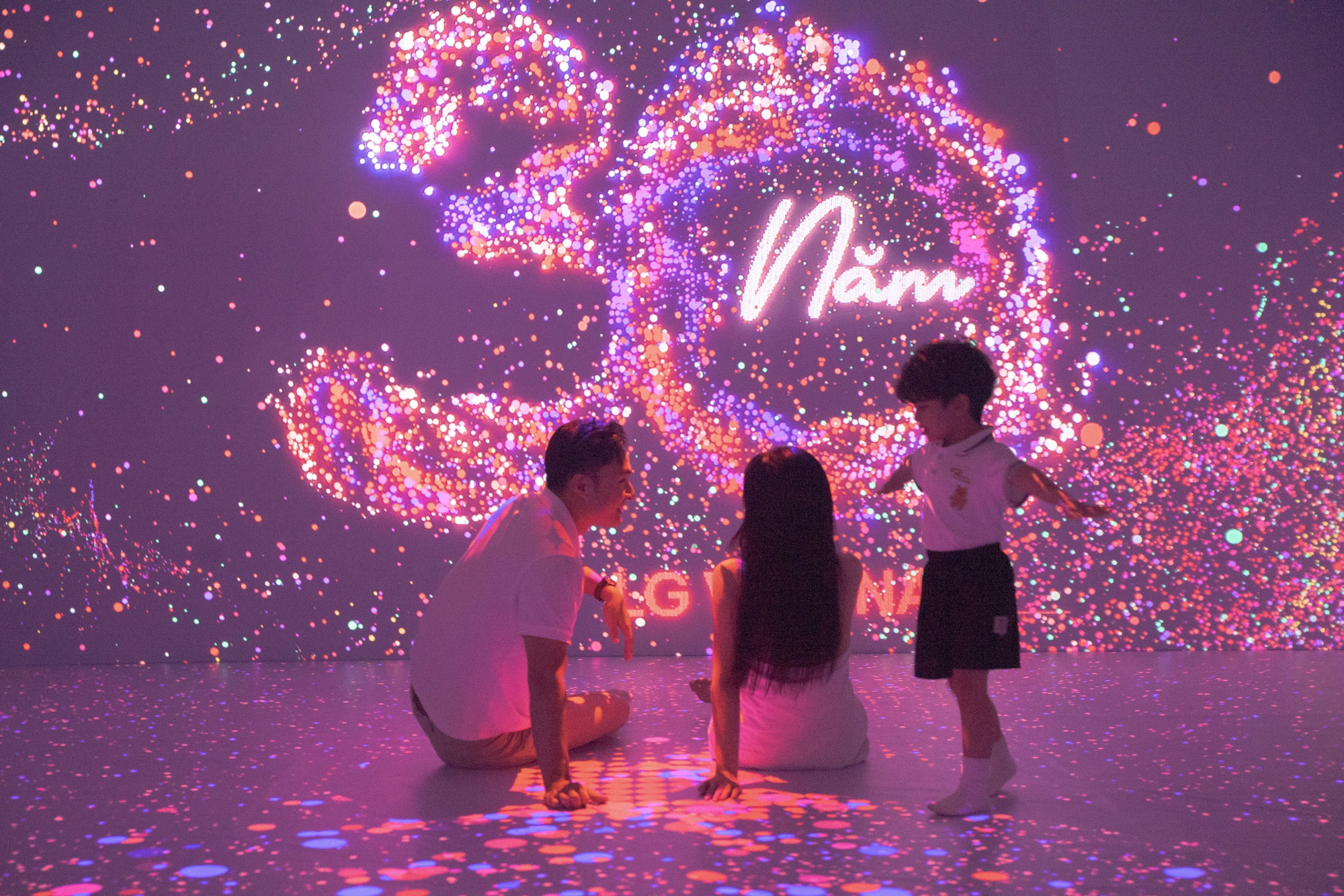 LG đánh dấu 3 thập kỷ đồng hành cùng người dùng Việt với triển lãm nghệ thuật “The Art-ffection”- Ảnh 1. LG đánh dấu 3 thập kỷ đồng hành cùng người dùng Việt với triển lãm nghệ thuật “The Art-ffection”- Ảnh 1.