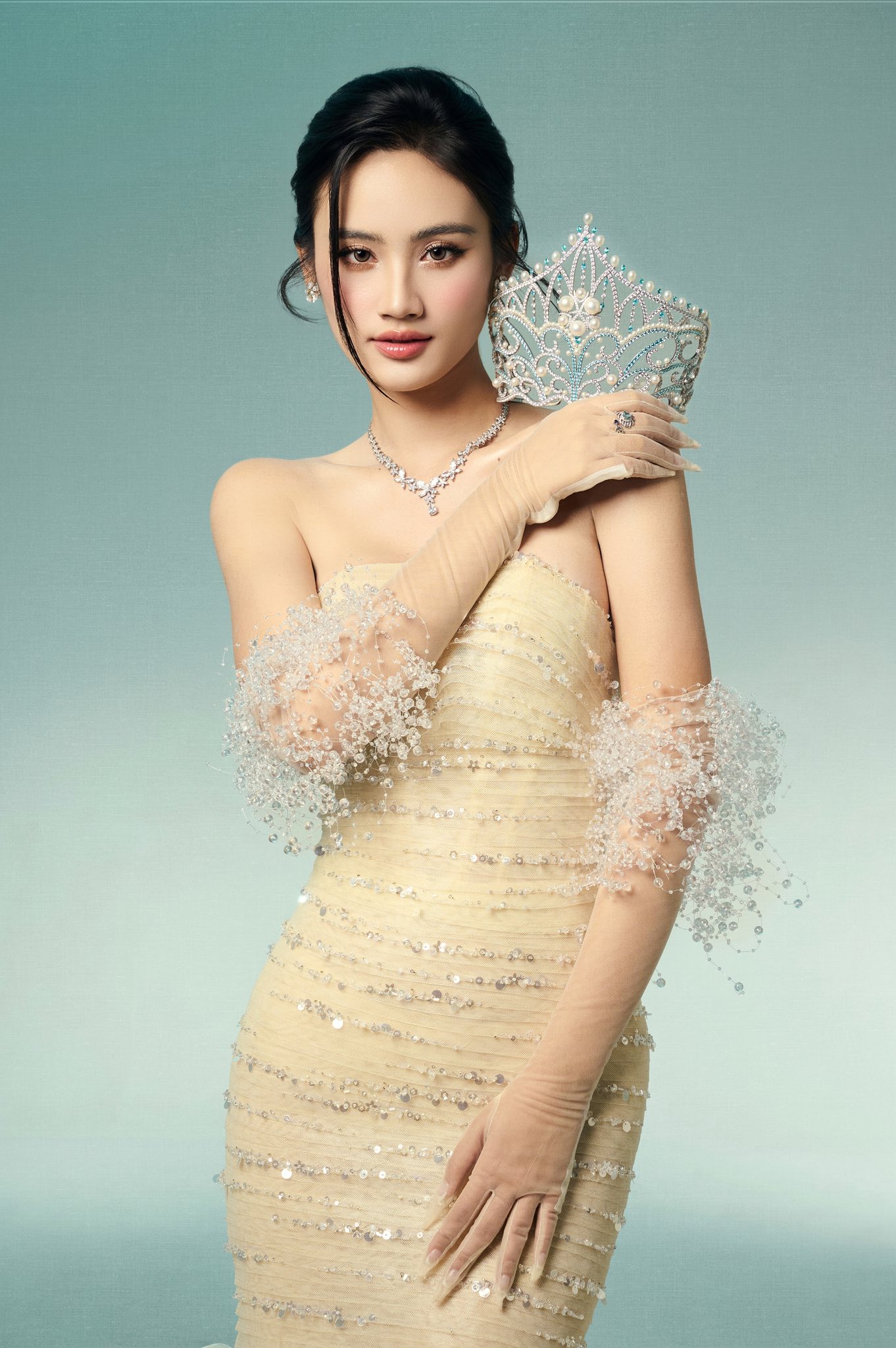 Hoa hậu Ý Nhi tạm rời showbiz- Ảnh 4. Hoa hậu Ý Nhi tạm rời showbiz- Ảnh 4.
