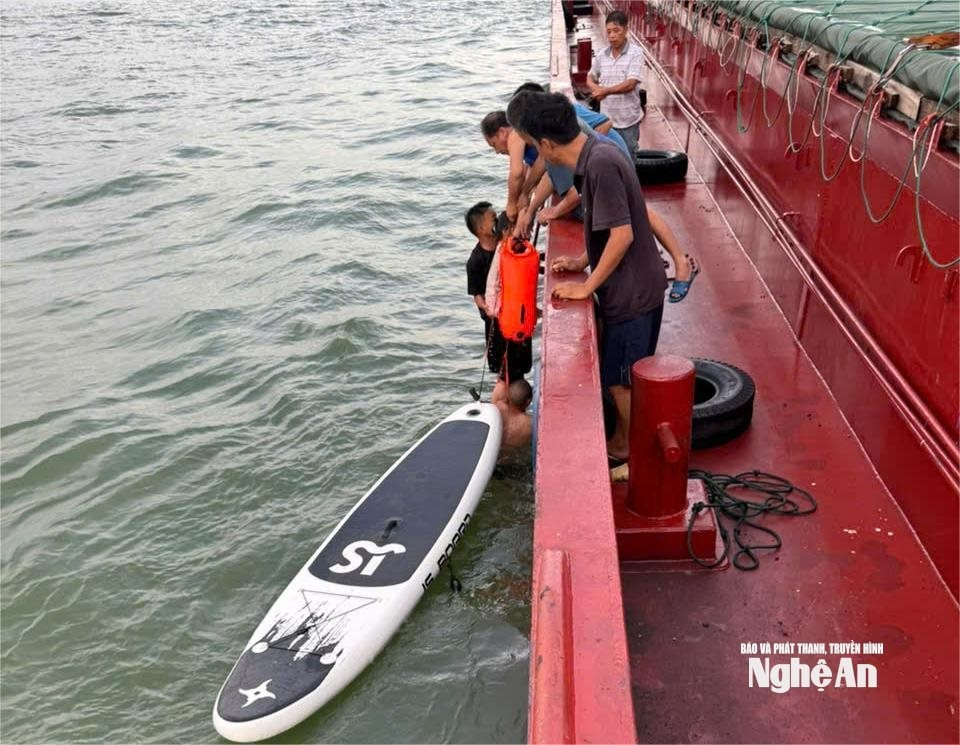 Hai cha con ở Nghệ An bị sóng cuốn mất tích trên biển, lênh đênh suốt 13 giờ: Được tàu hàng tìm thấy ở nơi bất ngờ- Ảnh 3.