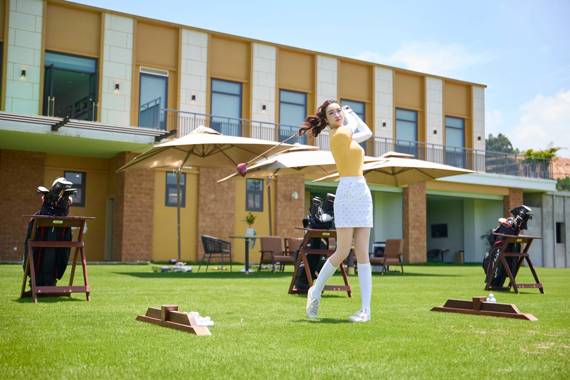 Lộ ảnh chủ tịch nổi tiếng thân mật với hoa hậu Vbiz trên sân golf, visual nàng hậu sáng bừng- Ảnh 2.