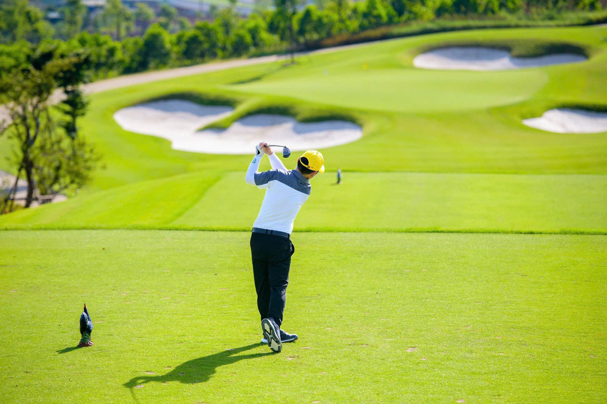 Lộ ảnh chủ tịch nổi tiếng thân mật với hoa hậu Vbiz trên sân golf, visual nàng hậu sáng bừng- Ảnh 9.