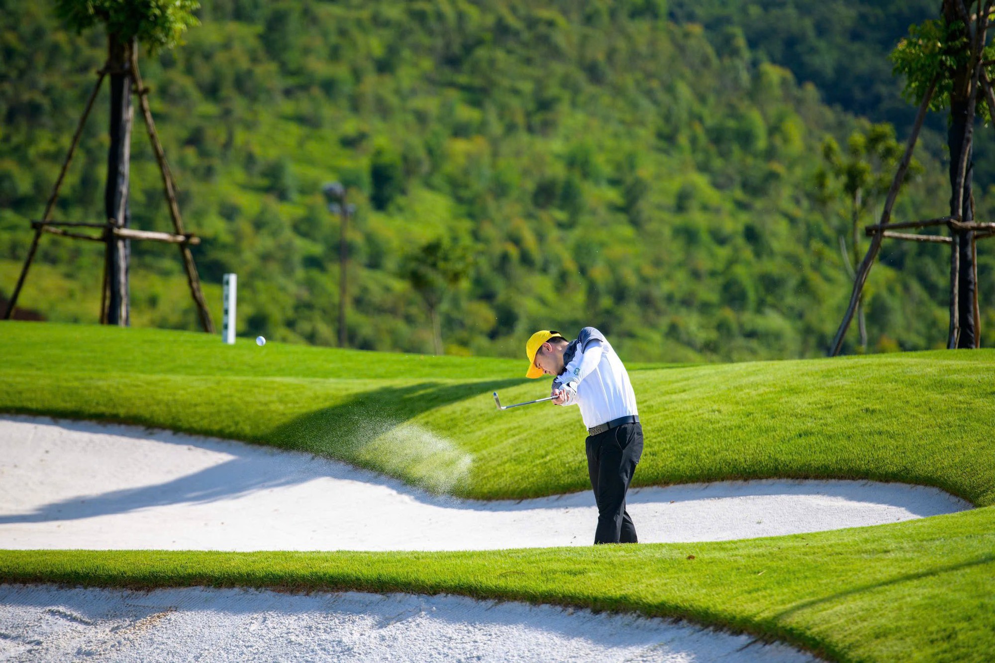 Lộ ảnh chủ tịch nổi tiếng thân mật với hoa hậu Vbiz trên sân golf, visual nàng hậu sáng bừng- Ảnh 6.