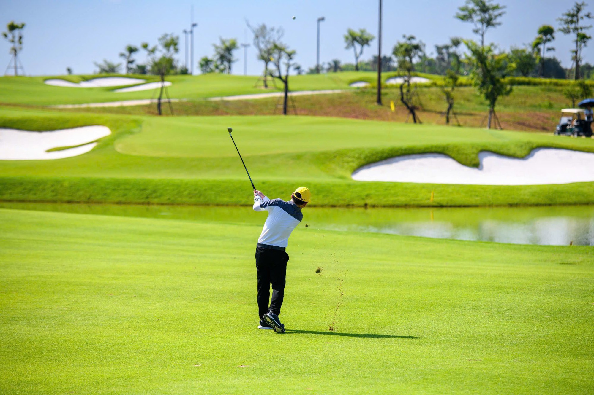 Lộ ảnh chủ tịch nổi tiếng thân mật với hoa hậu Vbiz trên sân golf, visual nàng hậu sáng bừng- Ảnh 7.