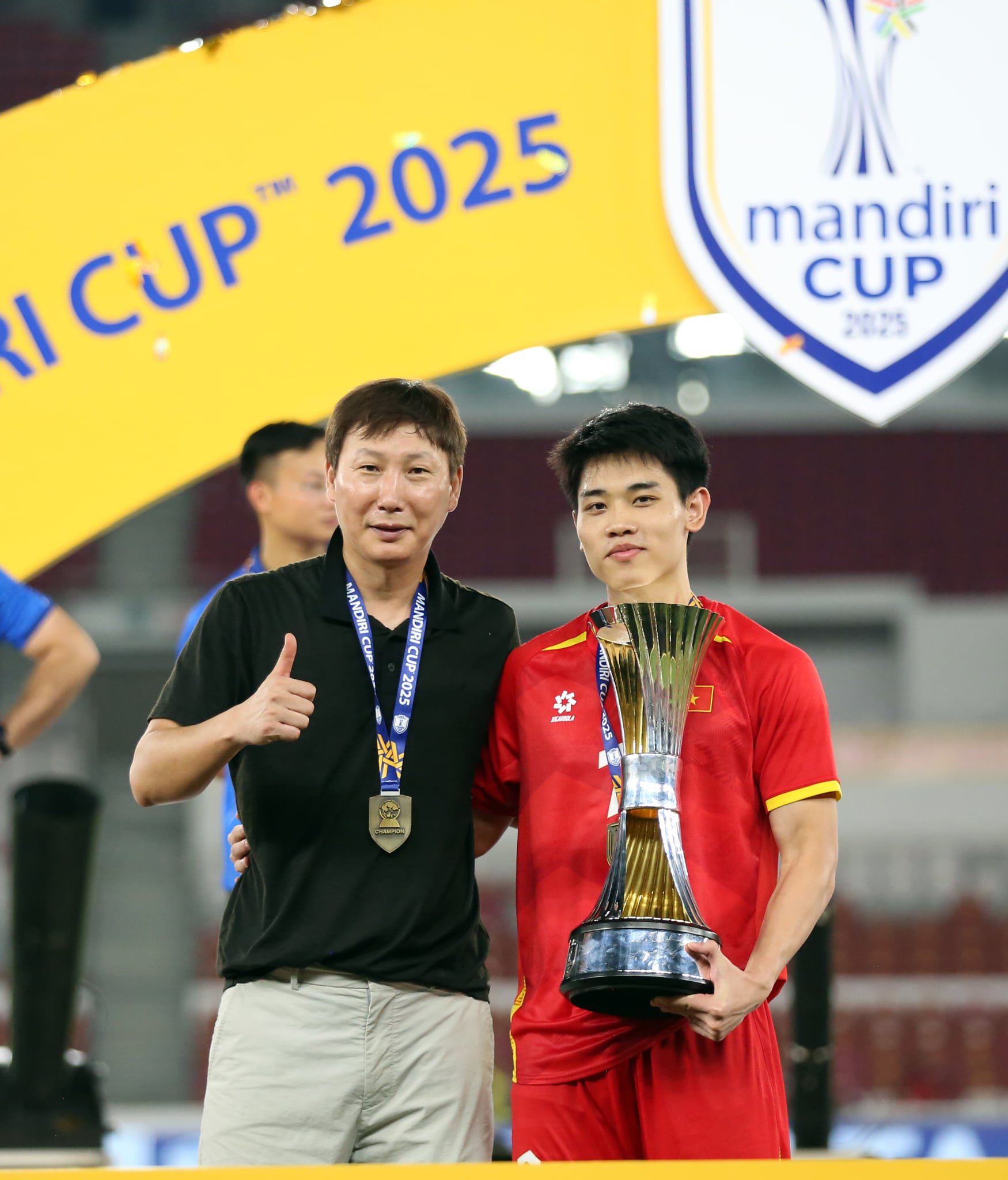 Đình Bắc U23 Việt Nam vừa vô địch trở về có hành động ý nghĩa, ủng hộ đồng bào Nghệ An vượt qua khó khăn- Ảnh 3. Đình Bắc U23 Việt Nam vừa vô địch trở về có hành động ý nghĩa, ủng hộ đồng bào Nghệ An vượt qua khó khăn- Ảnh 3.