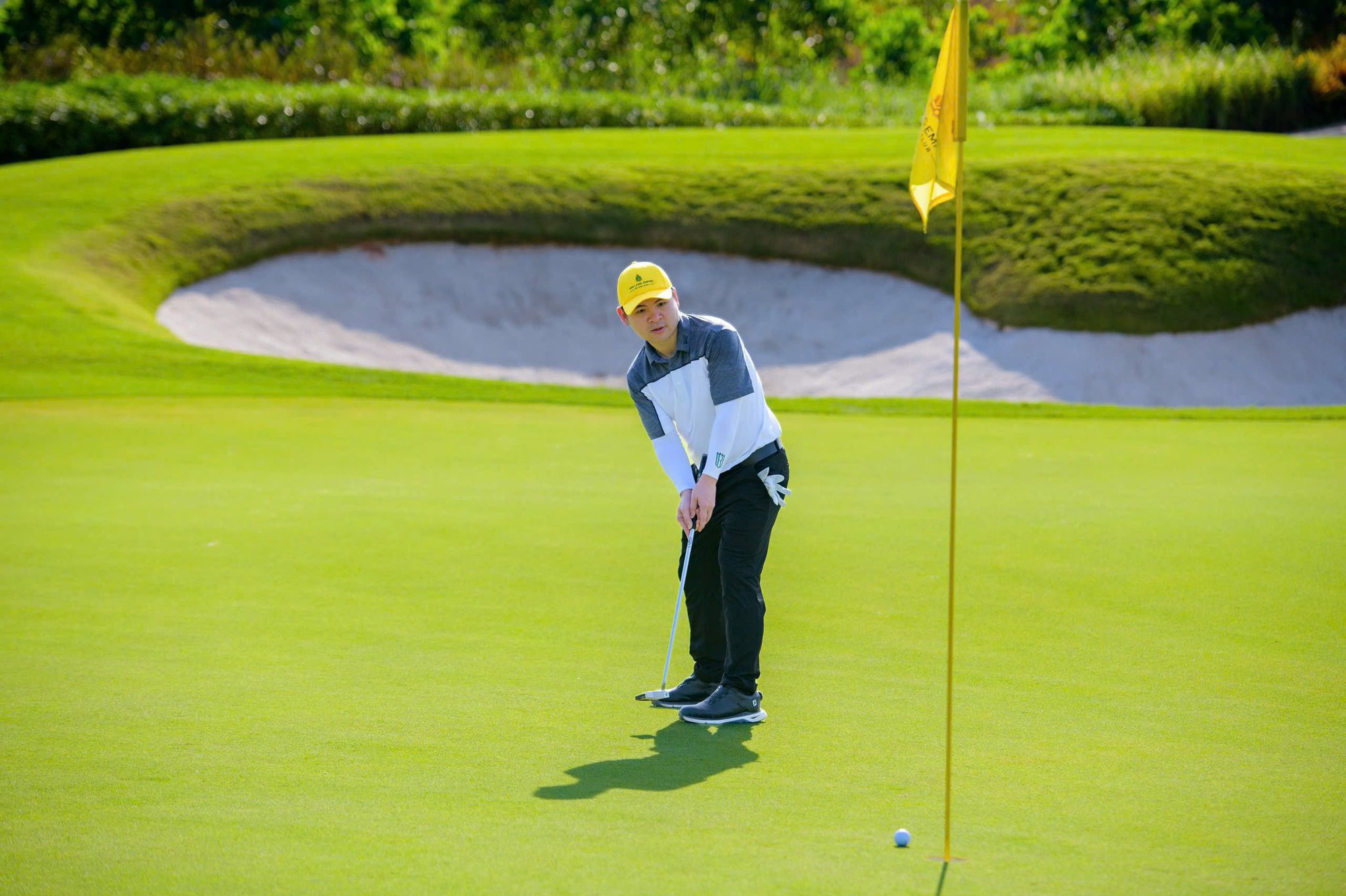 Lộ ảnh chủ tịch nổi tiếng thân mật với hoa hậu Vbiz trên sân golf, visual nàng hậu sáng bừng- Ảnh 8.