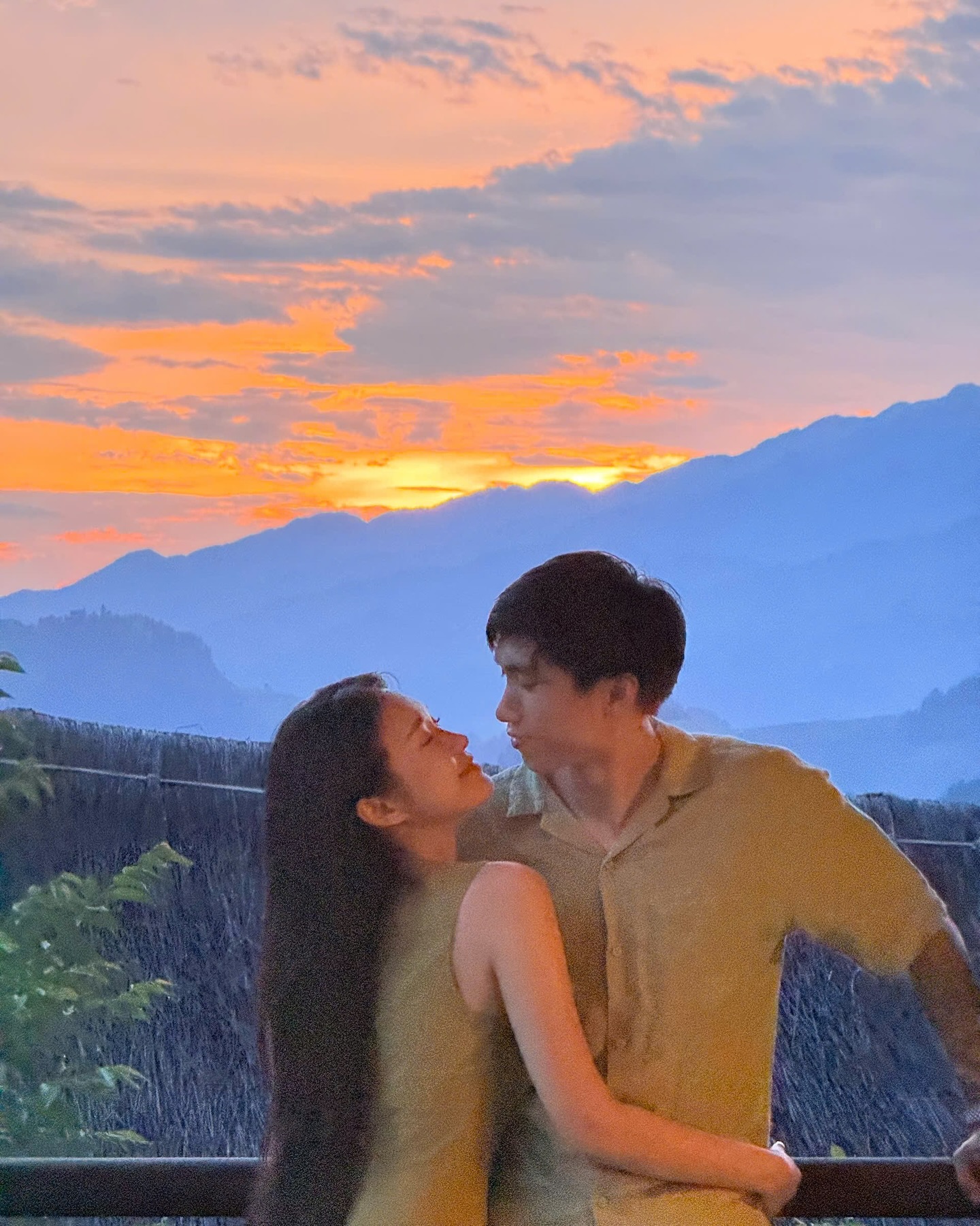 Đoàn Văn Hậu tung loạt ảnh thân mật bên vợ, sắc vóc Top 10 Hoa hậu Doãn Hải My chiếm trọn spotlight- Ảnh 1. Đoàn Văn Hậu tung loạt ảnh thân mật bên vợ, sắc vóc Top 10 Hoa hậu Doãn Hải My chiếm trọn spotlight- Ảnh 1.