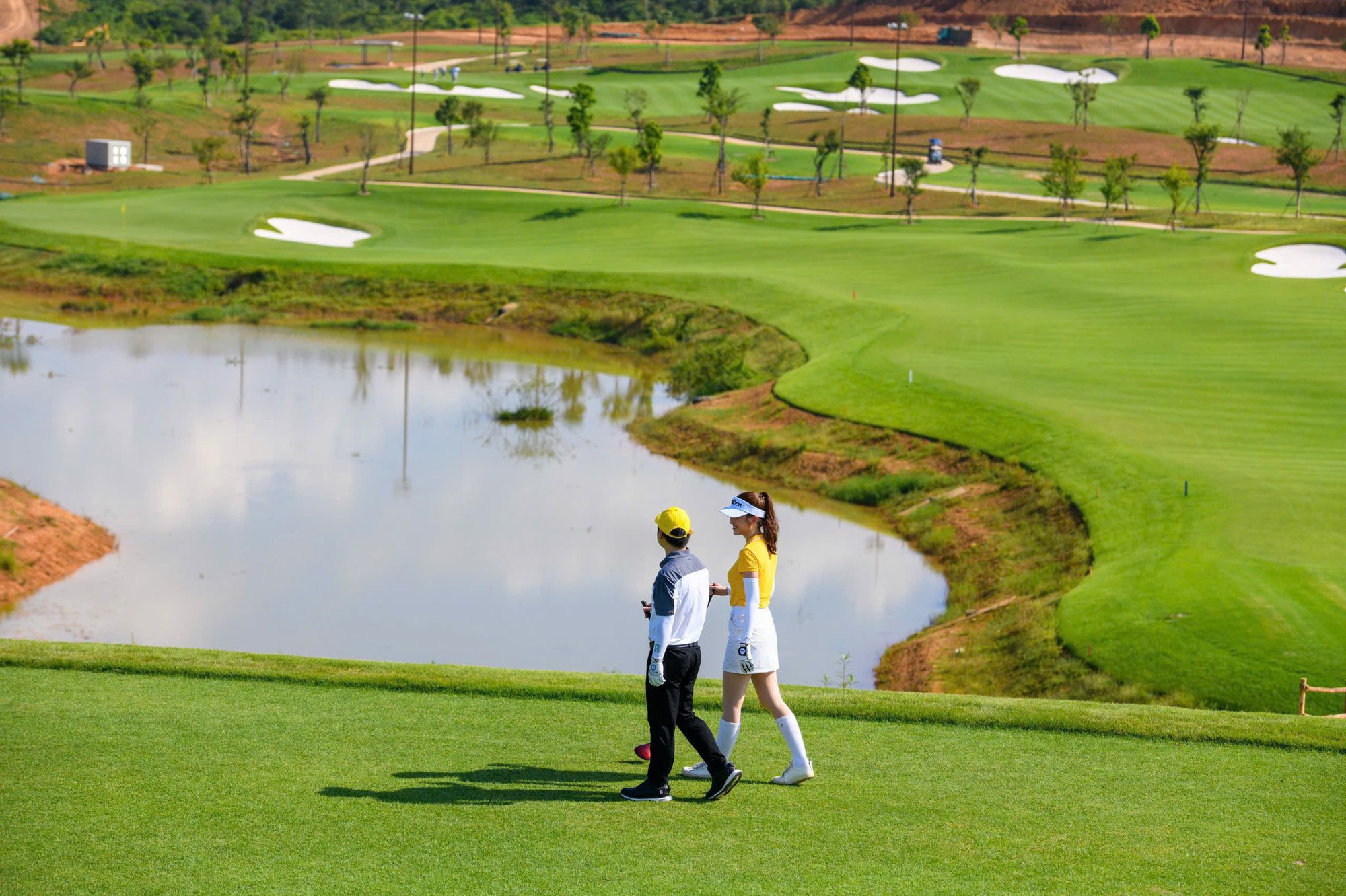 Lộ ảnh chủ tịch nổi tiếng thân mật với hoa hậu Vbiz trên sân golf, visual nàng hậu sáng bừng- Ảnh 1.